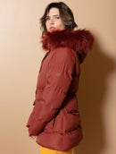 Jaqueta alongada com capuz ajustável em pele fake, bolsos e mangas de cava posta Biamar