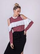 Blusa com padronagem em listras, gola redonda, babados e abertura lateral nas mangas Urbanity
