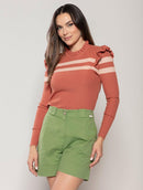 Blusa canelada com padronagem em listras, gola redonda, babados e mangas de cava posta Urbanity