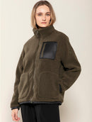 Casaco unissex com bolso frontal, fechamento em zíper e mangas de cava posta Biamar