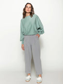 Calça com pregas, bolsos faca, detalhe em botões e barra dobrada Biamar