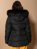 Jaqueta alongada com capuz ajustável em pele fake, bolsos e mangas de cava posta Biamar