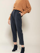 Calça com pregas, bolsos faca e barra dobrada Biamar