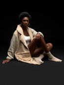 Casaco alongado com recortes e detalhes em suede, tricô e pele fake Biamar