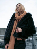 Casaco em pele fake com capuz, fechamento frontal em botões e mangas de cava posta Biamar