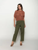 Calça com pregas e bolsos faca Biamar