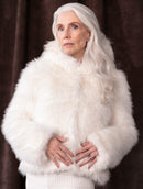 Casaco em pele fake com capuz, fechamento frontal em botões e mangas de cava posta Biamar