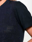 Blusa manga curta com detalhe de pontos vazados e tecimento de folhas Biamar