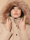 Jaqueta alongada com capuz ajustável em pele fake, bolsos e mangas de cava posta Biamar