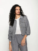 Jaqueta com padronagem em listras, botões, bolsos e mangas de cava posta Biamar