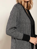 Casaco alongado com padronagem em listras, bolsos e mangas de cava posta Biamar