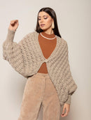 Casaco em ponto bombom com manga bufante e fechamento por botão Biamar