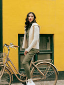 Casaco com tecimento em tranças e pele fake com capuz e sem fechamento frontal Biamar