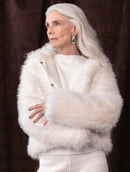 Casaco em pele fake com capuz, fechamento frontal em botões e mangas de cava posta Biamar