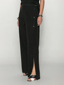 Calça reta com bolsos faca com fendas e detalhe em botões Biamar