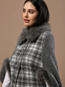 Capa Urbanity com fechamento em botões e aplicação de pele fake