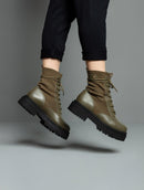 Coturno new york de cano médio e solado tratorado Biamar