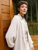 Casaco alongado canelado com gola transpassada e franjas Biamar