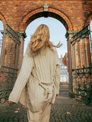 Casaco canelado com pontos estruturados, cinto removível e mangas de cava quadrada Biamar