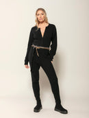 Macacão com tecimento em tranças, cinto e fechamento frontal Biamar