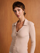 Blusa canelada com gola polo e fechamento em botões forrados Biamar